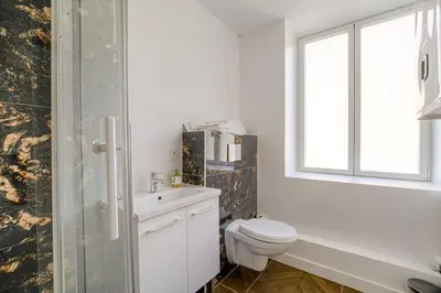 Salle de bains dans l'établissement Le Cologne - Les appartements de l'olivier