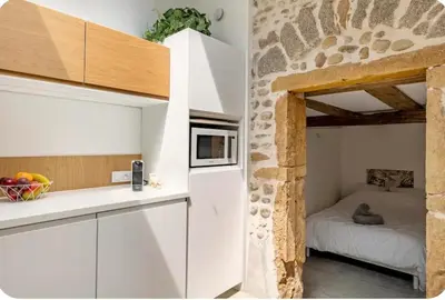 Cuisine ou kitchenette dans l'établissement Aux Voûtes de Granit - 10 mn Lyon