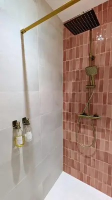 Salle de bains dans l'établissement Suite Meraki - Luxe & Voyage - Jacuzzi & Cinéma