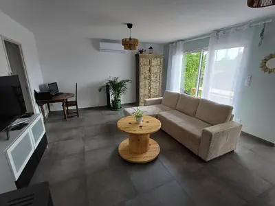 Télévision ou salle de divertissement dans l'établissement Au cœur des pierres dorées