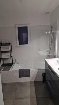 Salle de bains dans l'établissement Au cœur des pierres dorées