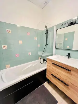 Salle de bains dans l'établissement Le République 2, Gare, Centre-Ville