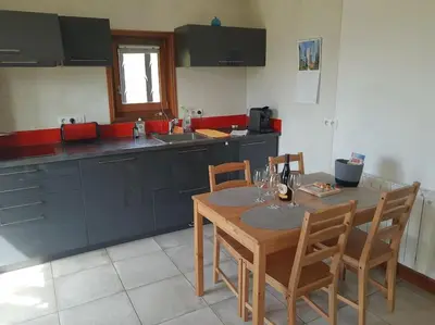 Cuisine ou kitchenette dans l'établissement La Roche - au calme face aux vignes -