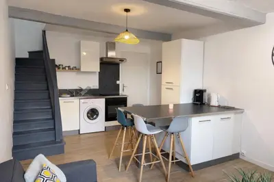 Cuisine ou kitchenette dans l'établissement Duplex 2 chambres Meximieux centre ville