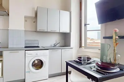 Cuisine ou kitchenette dans l'établissement Le Cocon dans les Nuages