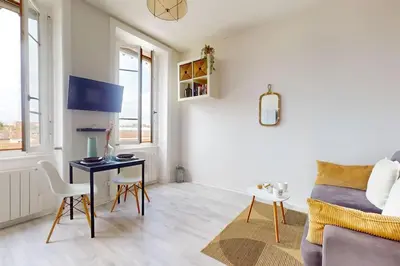 Télévision ou salle de divertissement dans l'établissement Le Cocon dans les Nuages
