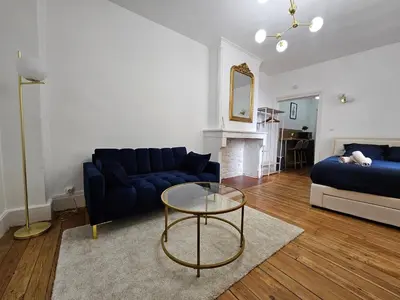 Coin salon dans l'établissement Suite chic, contemporaine au pied de la Cathédrale