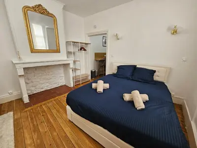 Un ou plusieurs lits dans un hébergement de l'établissement Suite chic, contemporaine au pied de la Cathédrale