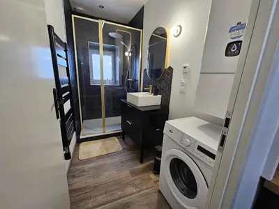 Salle de bains dans l'établissement Suite chic, contemporaine au pied de la Cathédrale