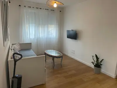 Télévision ou salle de divertissement dans l'établissement Le perroquet