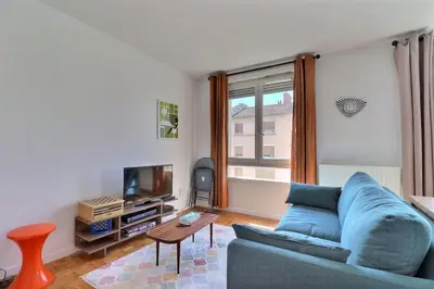 Télévision ou salle de divertissement dans l'établissement La Douce Parenthèse - Studio with garage - Lyon 4th