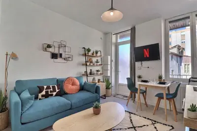 Télévision ou salle de divertissement dans l'établissement The Cocoon - Studio-Apartment - Villeurbanne