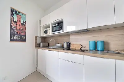 Cuisine ou kitchenette dans l'établissement Le Charpennes - Beautiful T1 Apartment - Villeurbanne