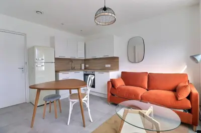 Cuisine ou kitchenette dans l'établissement Les Mimosas - T2 Ground Floor Apartment - Villeurbanne