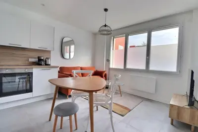 Cuisine ou kitchenette dans l'établissement Les Mimosas - T2 Ground Floor Apartment - Villeurbanne