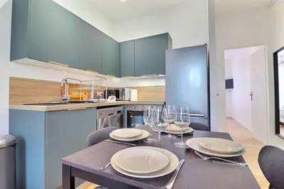 Cuisine ou kitchenette dans l'établissement The Tavira - Magnificent renovated T2 apartment - Villeurbanne