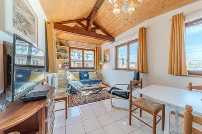 Télévision ou salle de divertissement dans l'établissement Charming duplex with panoramic view of Cordeliers