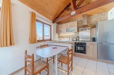 Cuisine ou kitchenette dans l'établissement Charming duplex with panoramic view of Cordeliers