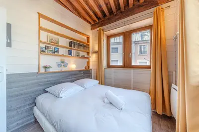 Un ou plusieurs lits dans un hébergement de l'établissement Charming duplex with panoramic view of Cordeliers