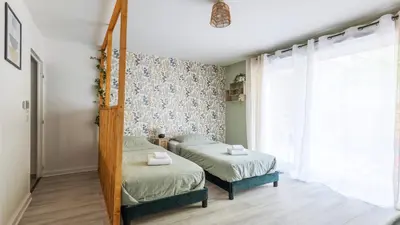 Un ou plusieurs lits dans un hébergement de l'établissement Cosy studio avec terrasse et parking privé gratuit, idéal pour explorer Lyon