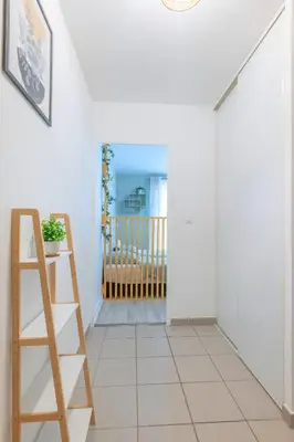 Un ou plusieurs lits dans un hébergement de l'établissement Cosy studio avec terrasse et parking privé gratuit, idéal pour explorer Lyon