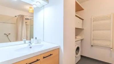 Salle de bains dans l'établissement Cosy studio avec terrasse et parking privé gratuit, idéal pour explorer Lyon