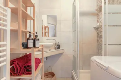 Salle de bains dans l'établissement Le Florence - Studio Grange Blanche