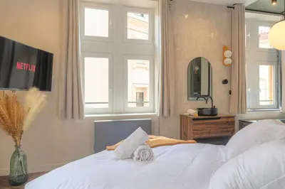 Un ou plusieurs lits dans un hébergement de l'établissement LaBolla, charmant cocon avec spa, cœur de Lyon