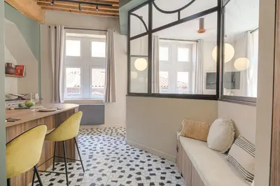 Coin salon dans l'établissement LaBolla, charmant cocon avec spa, cœur de Lyon