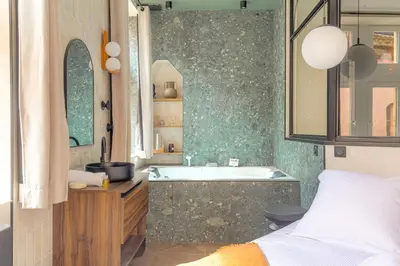 Un ou plusieurs lits dans un hébergement de l'établissement LaBolla, charmant cocon avec spa, cœur de Lyon