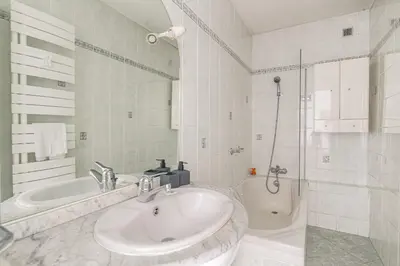 Salle de bains dans l'établissement Chaleureux et Cosy avec parking privé