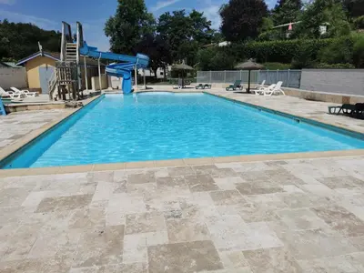 Piscine de l'établissement Bungalow camping 3 étoiles ou située à proximité