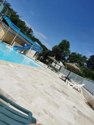 Piscine de l'établissement Bungalow camping 3 étoiles ou située à proximité