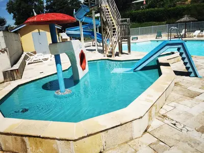 Piscine de l'établissement Bungalow camping 3 étoiles ou située à proximité