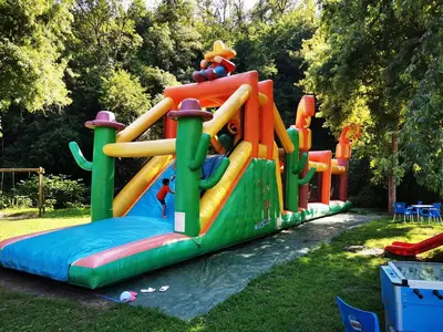 Aire de jeux pour enfants de l'établissement Bungalow camping 3 étoiles