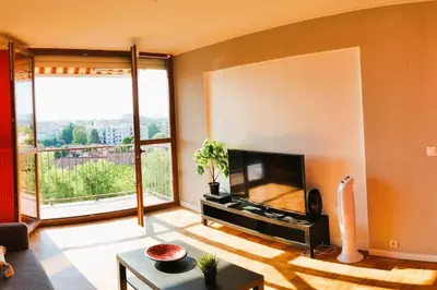 Télévision ou salle de divertissement dans l'établissement Résidence du Parc de Lyon Est 102m2 pkg free