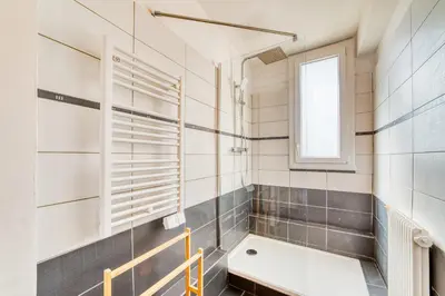 Salle de bains dans l'établissement Le Grand Voyageur - 3 chambres - Parking privé - Métro