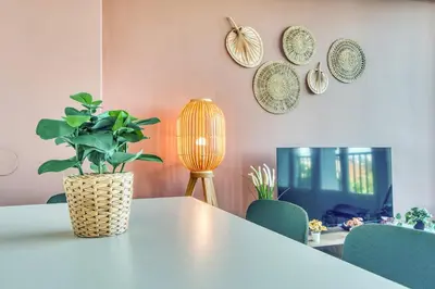 Télévision ou salle de divertissement dans l'établissement Le Grand Voyageur - 3 chambres - Parking privé - Métro