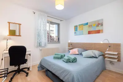 Un ou plusieurs lits dans un hébergement de l'établissement L'Azalée - 106m2 avec BALCONS & PARKING - proche hôpitaux & métro