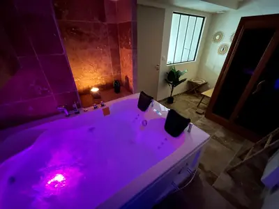 Salle de bains dans l'établissement L'Oasis de la pyramide