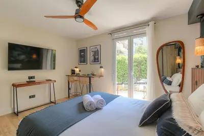Un ou plusieurs lits dans un hébergement de l'établissement Studio chic piscine, jardin et parking, Lyon 3