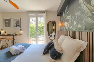 Un ou plusieurs lits dans un hébergement de l'établissement Studio chic piscine, jardin et parking, Lyon 3