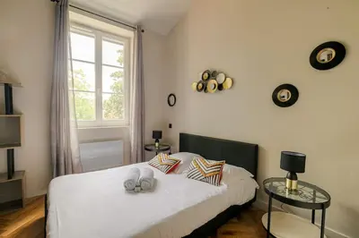 Un ou plusieurs lits dans un hébergement de l'établissement Joli duplex avec jardin, 2 personnes, Écully