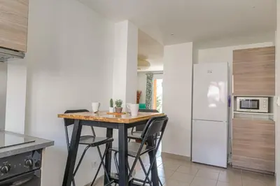 Cuisine ou kitchenette dans l'établissement Charmant et Chaleureux proche métro Gratte-Ciel