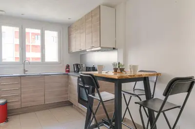 Cuisine ou kitchenette dans l'établissement Charmant et Chaleureux proche métro Gratte-Ciel