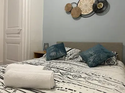 Un ou plusieurs lits dans un hébergement de l'établissement Charmant appartement, coeur Presqu'île, Lyon 1er