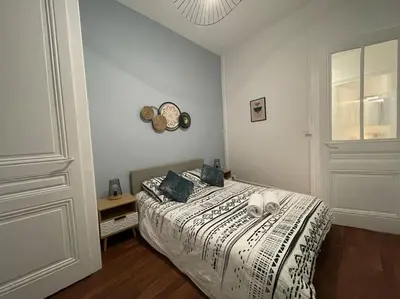 Un ou plusieurs lits dans un hébergement de l'établissement Charmant appartement, coeur Presqu'île, Lyon 1er