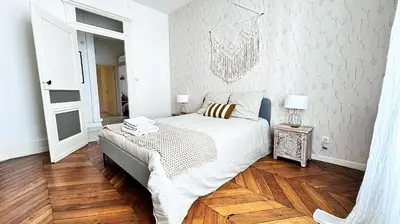 Un ou plusieurs lits dans un hébergement de l'établissement Cinnabar - Appartement 10 personnes - Check in h24 & Wifi