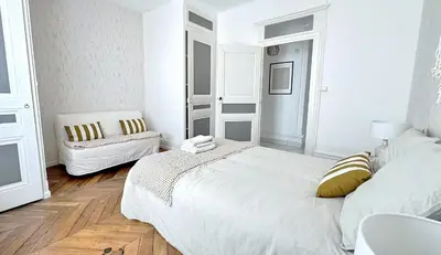 Un ou plusieurs lits dans un hébergement de l'établissement Cinnabar - Appartement 10 personnes - Check in h24 & Wifi