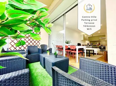 Coin salon dans l'établissement BnGo I Le Spacieux I 3 chambres, 2 salles de bain, 1 toilette, parking privé gratuit, 8 personnes, Vieux Lyon hypercentre